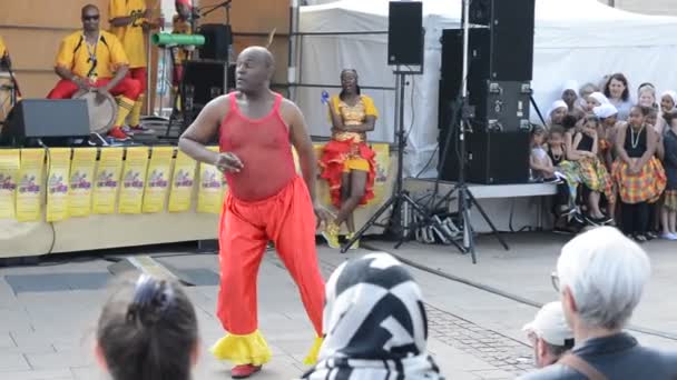 LE MANS, FRANCE - 22 AVRIL 2017 : Festival Europe jazz Un homme danse une danse caribéenne. Musiciens habiller avec des costumes et jouer de la batterie — Video