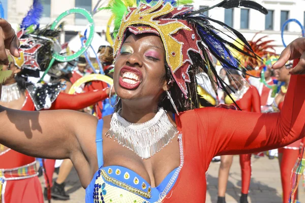 Le mans, france - 22. april 2017: festival europe jazz eine tanzende frau in kostümen — Stockfoto