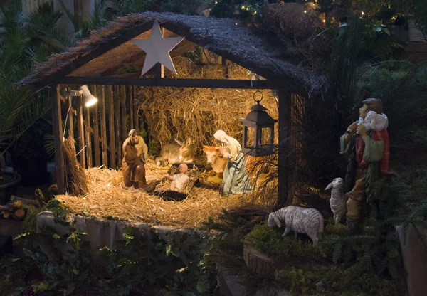 Świąteczny żłób z Józefem Marią i Jezusem — Zdjęcie stockowe