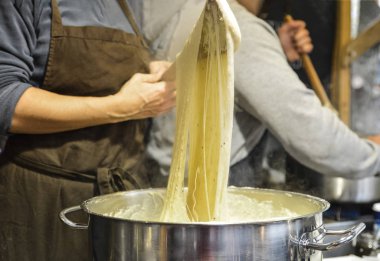 Baker piyasadaki hamur kneads