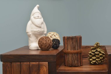 Seramik Noel Baba ve modern sahne