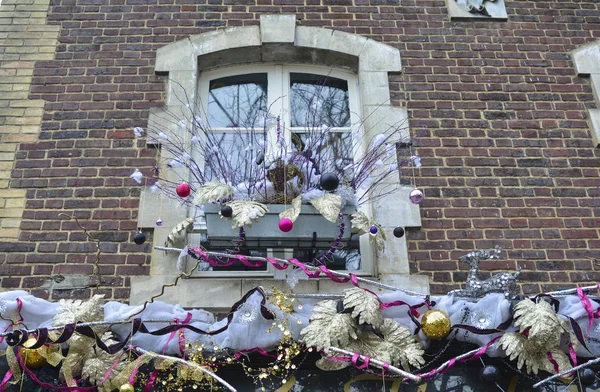 Decoraciones navideñas en la ventana de Francia — Foto de Stock