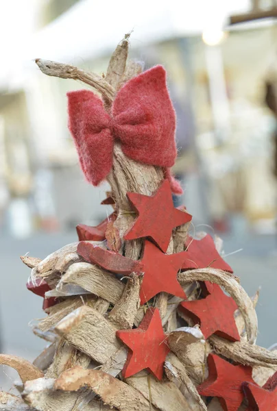Rote Schleife Und Hölzerne Sterne Auf Einem Hölzernen Weihnachtsbaum — Stockfoto