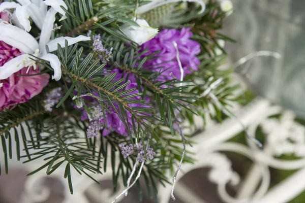 Букет Свежих Цветов Зимнем Стиле Ветвями Рождественской Елки — стоковое фото