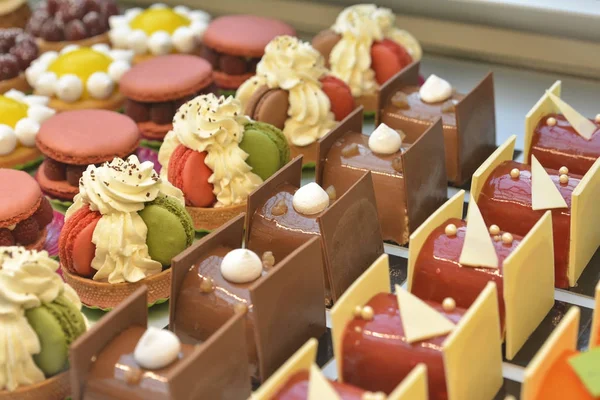 Французская выпечка. Шоколадные пирожные макарон и другие на выставке кондитерский магазин — стоковое фото