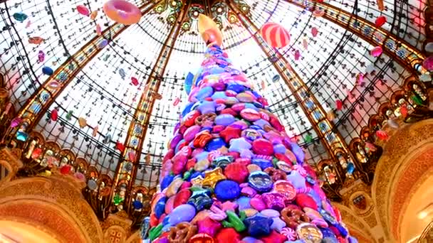 PARIS, FRANCE - 20 NOVEMBRE 2017 Arbre de Noël avec boules gonflables de bonbons et biscuits dans le magasin de renommée mondiale Galeries Lafayette — Video