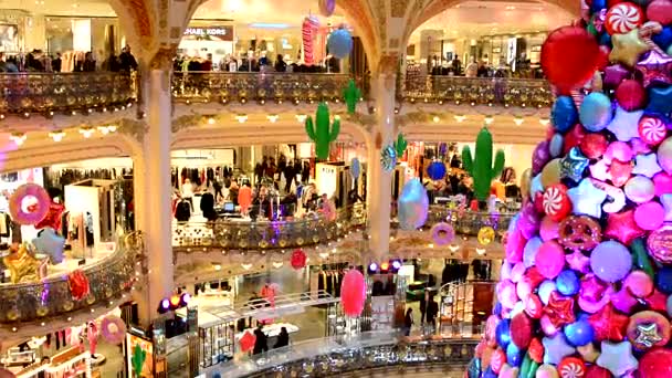 PARÍS, FRANCIA - 20 DE NOVIEMBRE DE 2017 Árbol de Navidad con bolas inflables de dulces y galletas en la mundialmente famosa tienda Galerías Lafayette — Vídeos de Stock