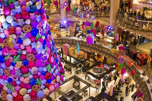 Paris, Fransa - 20 Kasım 2017 Noel ağacı ile tatlılar ve çerezleri dünya ünlü mağaza Galleries Lafayette Ulusal teketim ürünleri