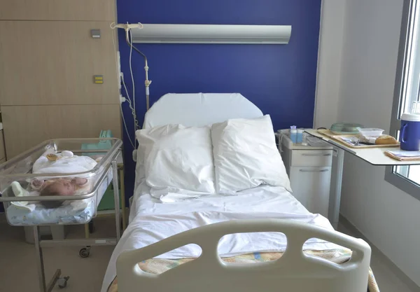 Pustym szpitalu i noworodka w pobliżu łóżka — Zdjęcie stockowe