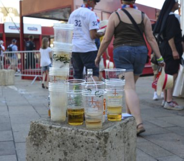 Le Mans, Fransa - 16 Haziran 2017: Çöp plastik bardak ve geçit töreni sonra sokakta bira şişe Le mans, Fransa'nın yarış pilotları