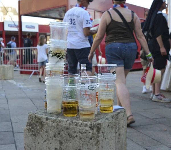 Le Mans, Fransa - 16 Haziran 2017: Çöp plastik bardak ve geçit töreni sonra sokakta bira şişe Le mans, Fransa'nın yarış pilotları