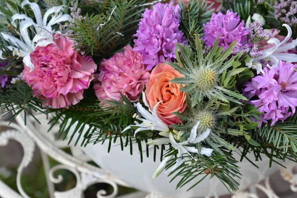 Boeket verse bloemen in de winter-stijl — Stockfoto