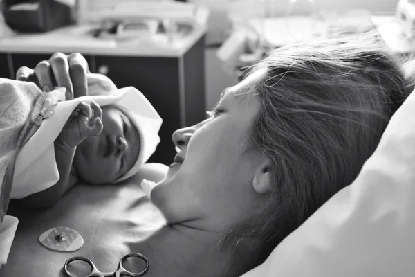 Primeiros Momentos Mãe Recém Nascido Após Parto Mãe Segurando Seu — Fotografia de Stock