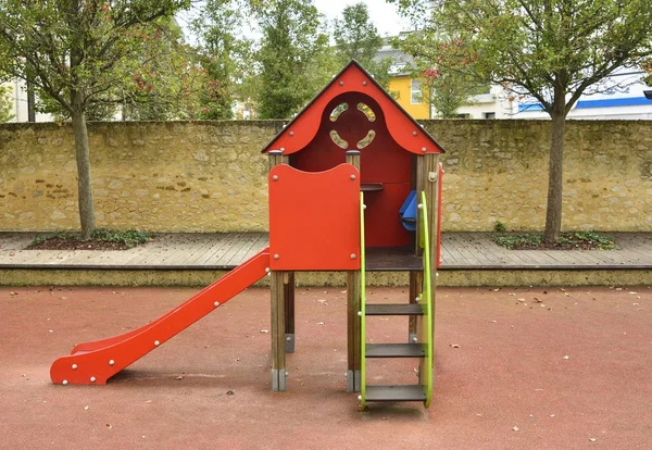 スライドが付いている公園の子供の遊び場 — ストック写真