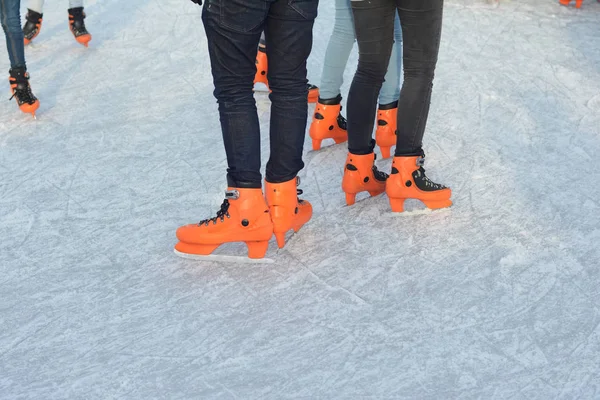 Benen in schaatsen oranje schoenen — Stockfoto