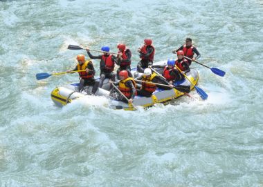 Arkhyz, Rusya - 10 Mayıs 2014: Turist kim Zelenchuk nehirde rafting.