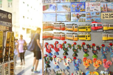 Lisbon, Portekiz - 06 Ağustos 2017: Renkli Seramik Fayans mıknatıslar Hatıra Eşyası el sanatları tramvay horoz