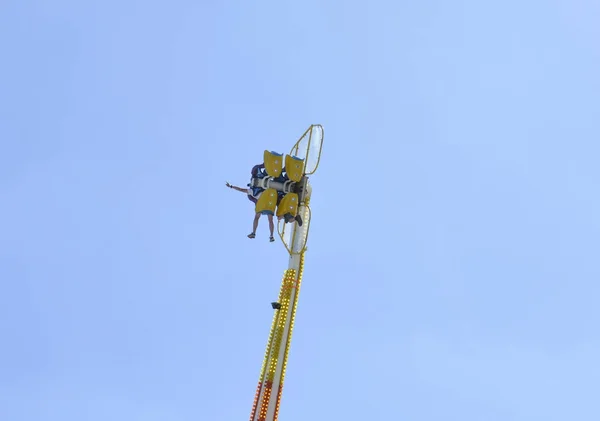 Deux Personnes Dans Parc Sur Une Catapulte Avec Ciel Bleu — Photo