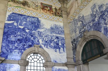 Porto, Portekiz - 12 Ağustos 2017: Ünlü tren istasyonu Sao Bento Azulejo panelli