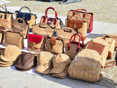 Çanta ve Hatıra Eşyası meşe cork Lizbon, Portekiz, semt pazarı adlı yapılmış çeşitli.