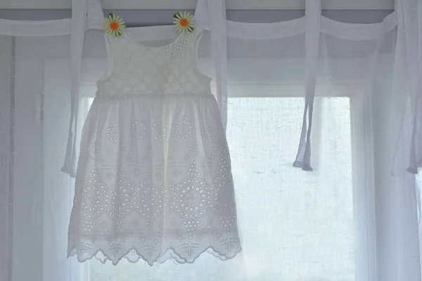 女の子の誕生日のお祝いにぶら下がっている白いドレス — ストック写真