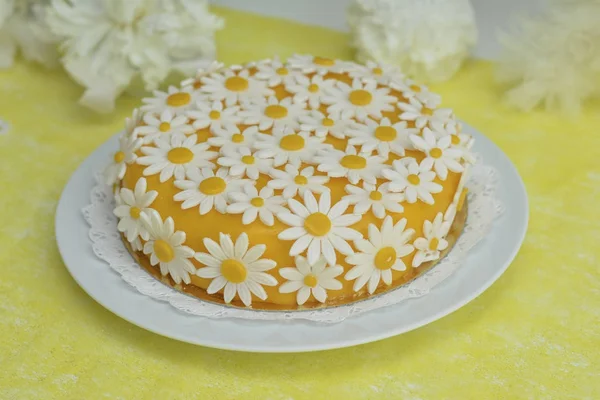 Tarta amarilla con flores de margarita — Foto de Stock