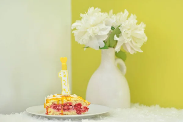 Pedazo de pastel para el cumpleaños de la niña 1 año de edad — Foto de Stock