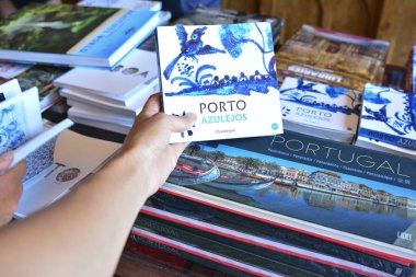 Porto, Portekiz - 10 Ağustos 2017: Bookshelf Livraria Lello kitap dükkanında bir şehir Porto hakkında kitaplar