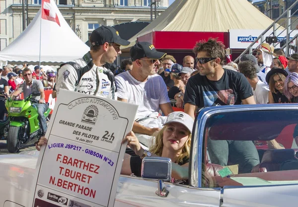 LE MANS, FRANCIA - 16 DE JUNIO DE 2017: Equipo de corredores de Fabien Barthez - famoso ex portero francés y racerm T.Buret N.Berthon en el desfile de pilotos de carreras 24 horas — Foto de Stock