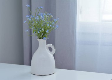 Bir buket beyaz vintage vazo kopya alanı içinde mavi korun