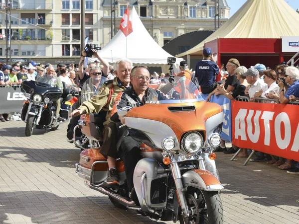 LE MANS, FRANÇA - JUNHO 16, 2017: Motociclistas com uma moto Harley Davidson em um desfile de pilotos de corrida — Fotografia de Stock