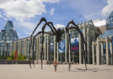 Ottawa, Kanada - 19 Ağustos 2014: Örümcek heykel yakınındaki Ulusal Sanat Galerisi Kanada