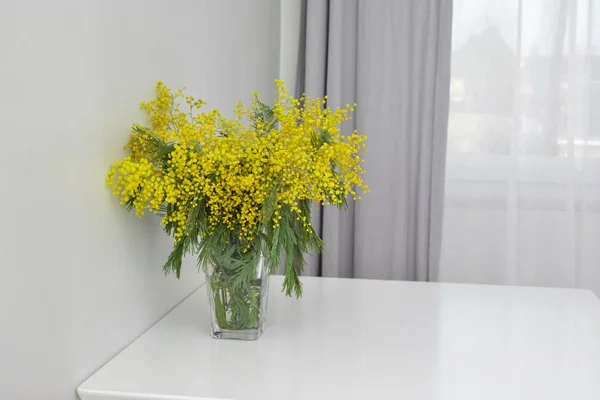 Mimosa dans un vase en verre — Photo