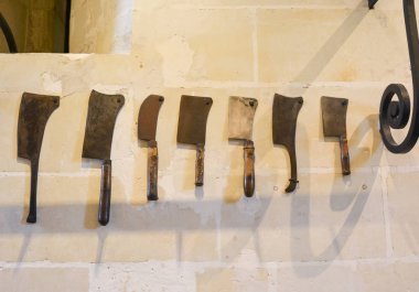 Chenonceau kalede Vintage kasap et cleavers bir taş duvar