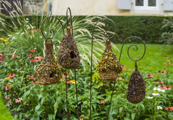 Stroh Vogelhäuschen Hängen Garten — Stockfoto