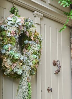 Succulents ile bir kalıp bir vintage kapı çelengi