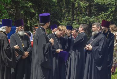 Pyatigorsk, Rusya - 09 Mayıs 2017: Sokakta geleneksel giysiler içinde rahipler
