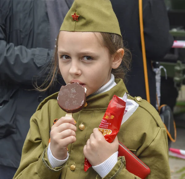 皮亚季戈尔斯克, 俄国-2017年5月09日: 女孩在饲料盖帽吃冰淇淋在假日5月9日 — 图库照片