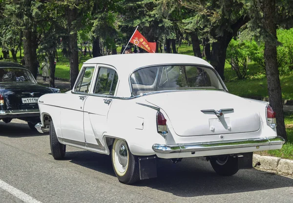 PYATIGORSK, RUSIA - 09 DE MAYO DE 2017: automóvil retro soviético clásico GAZ-21 Volga — Foto de Stock