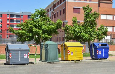 Farklı renkteki Çöp Konteyneri