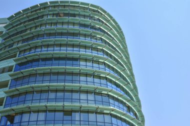 Yeşil ofisler ve cam pencereler ile bina