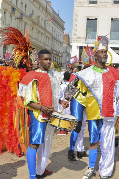 LE MANS, FRANCE - 22 AVRIL 2017 : Festival Evropa jazz men en costumes colorés joue de la batterie dans la rue — Photo