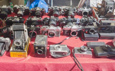 Lizbon, Portekiz - 05 Ağustos 2017: Bit pazarı, eski vintage kameralar topluluğu