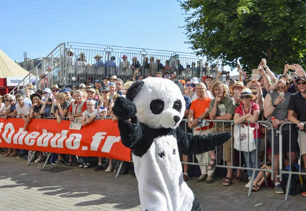 LE MANS, FRANCIA - 16 DE JUNIO DE 2017: Un hombre vestido de traje de panda baila en un desfile de pilotos corriendo en Le mans — Foto de Stock