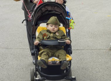 Pyatigorsk, Rusya - 09 Mayıs 2017: Bebek arabası zaferle gününün üniformalı küçük bir çocuk