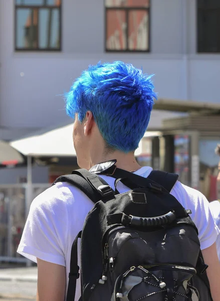 Парень Голубыми Волосами Улице Городе — стоковое фото