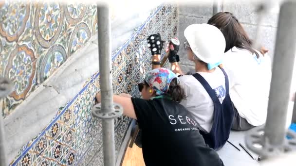 Sintra Palace Pena Portugal August 2017 Women Repair Old Tile — Stock Video