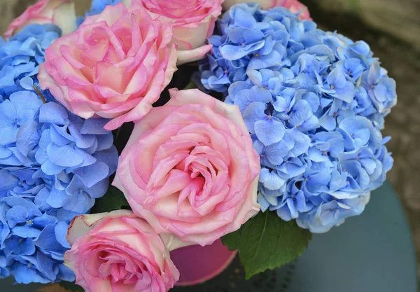 Bouquet Roses Roses Hortensia Bleue Dans Vase — Photo