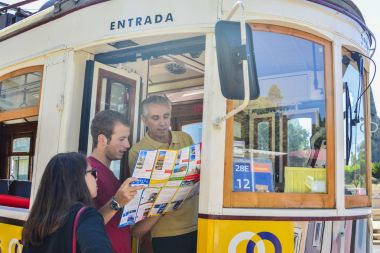 Lisbon, Portekiz - 07 Ağustos 2017: tramvay sürücüsü turist yolu harita üzerinde gösterir