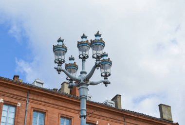 Bir tuğla bina arka plan üzerinde Lampader